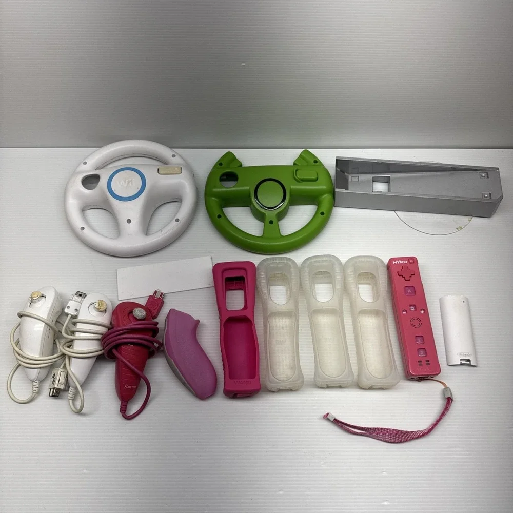 LARGE LOT OF NINTENDO Wii ACCESSORIES CONTROLLERS NUMCHUKS STEERING WHEELS